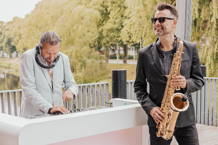 Saxofonist Stanley Medema samen met een DJ. Saxofoon voor jouw evenement, perfect voor een borrel, bruiloft of bedrijfsfeest. of als toevoeging van jouw band of project.