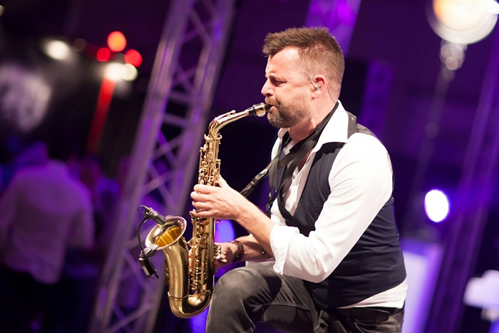 Saxofonist Stanley Medema als sessiemuzikant. Saxofoon voor jouw evenement, borrel, bruiloft of bedrijfsfeest. of als toevoeging van jouw band of project.