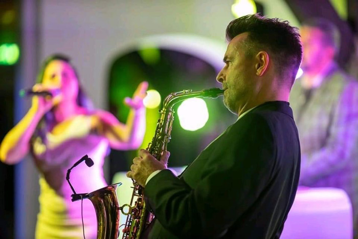 Saxofonist Stanley Medema op je bruiloft samen met een dj en zangeres