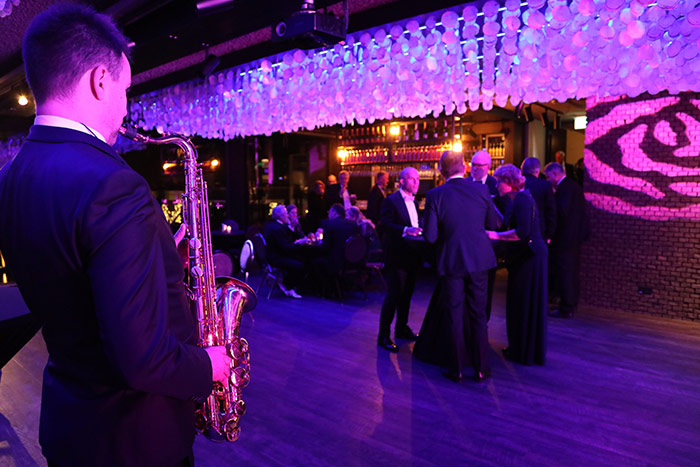SaxofoonLounge Saxofonist Stanley Medema in een lounge setting voor jouw evenement, borrel of bedrijfsfeest