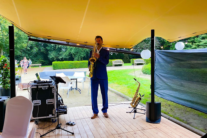 SaxofoonLounge Saxofonist Stanley Medema in een lounge setting voor jouw evenement, borrel of bedrijfsfeest